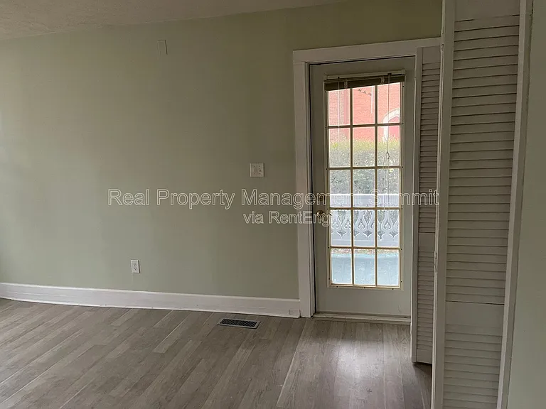 401 N Augusta St #B — Photo 4