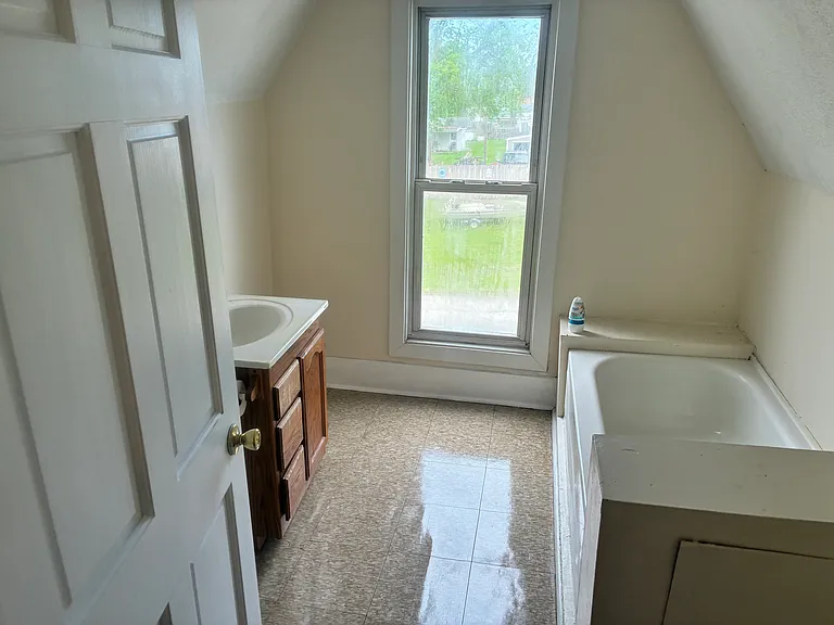 full upstairs bathroom
