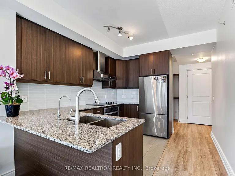 9618 Yonge St #801 — Photo 3
