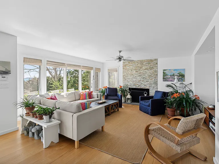 28 Gardiners Bay Dr — Photo 8