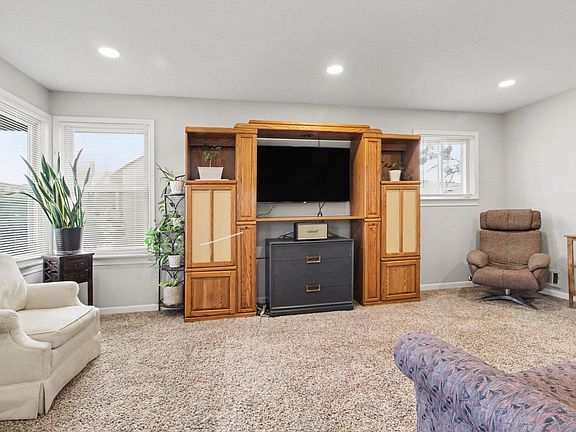 4th image of 24337 Pennie St