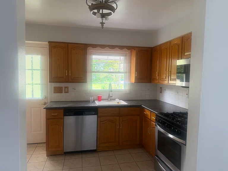 8 Greenwood Rd #1 — Photo 11