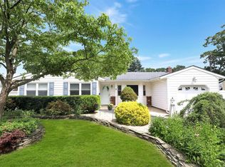 7 Dewey St, Sayville, NY 11782