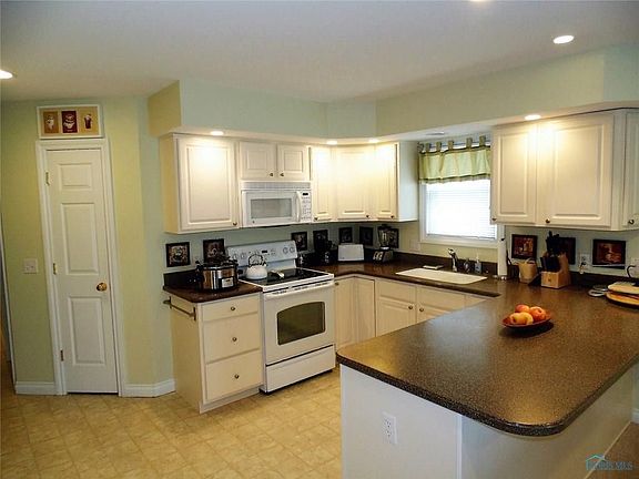 2nd image of 10753 S Lakes Dr