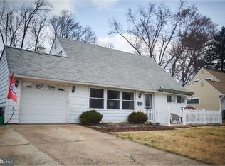 25 Vermilion Ln, Levittown, PA 19054