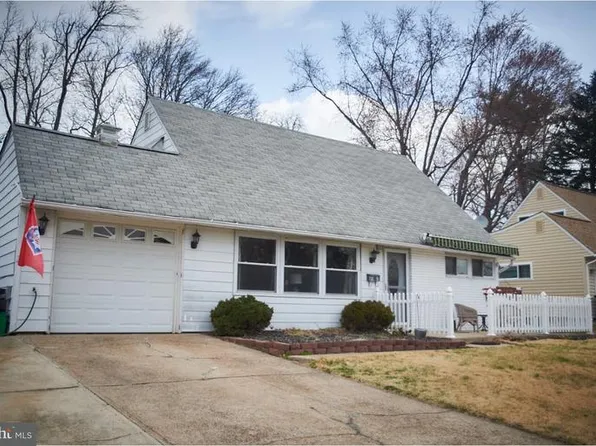 25 Vermilion Ln, Levittown, PA 19054