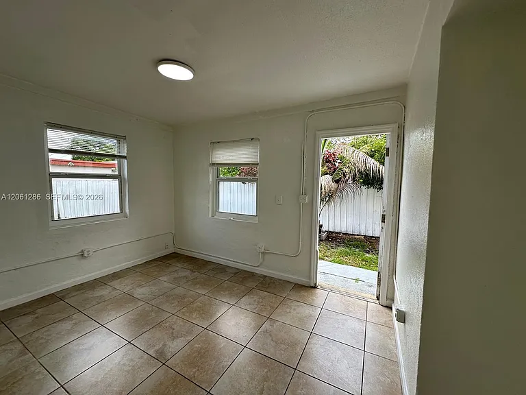 728 SW 6th St #2 — Photo 5