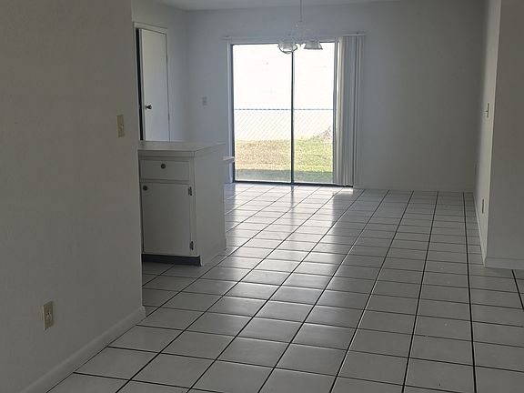 3rd image of 2915 SE 15th Pl APT 2