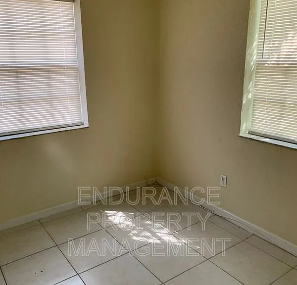 624 W 2nd St — Photo 11