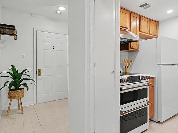 4th image of 1029 N Stuart St APT 523
