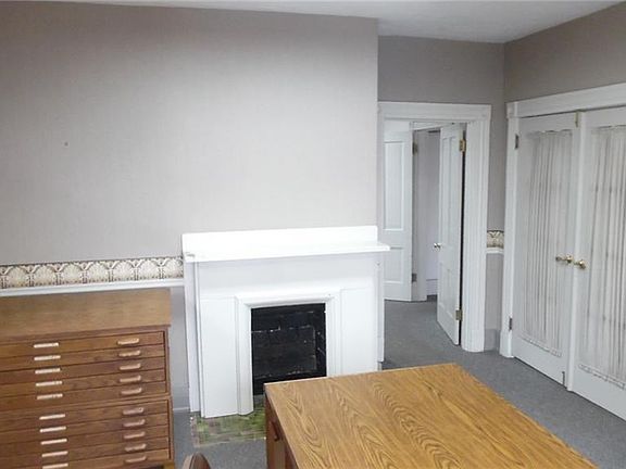 4th image of 422 Front St