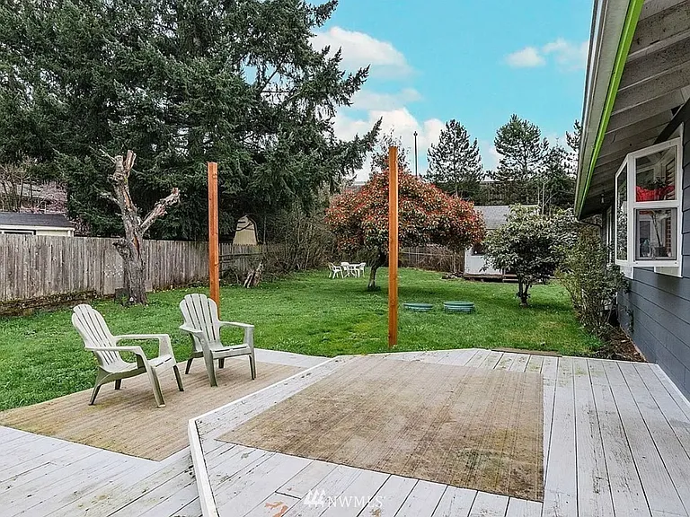 1339 Rhododendron Ct NE — Photo 6
