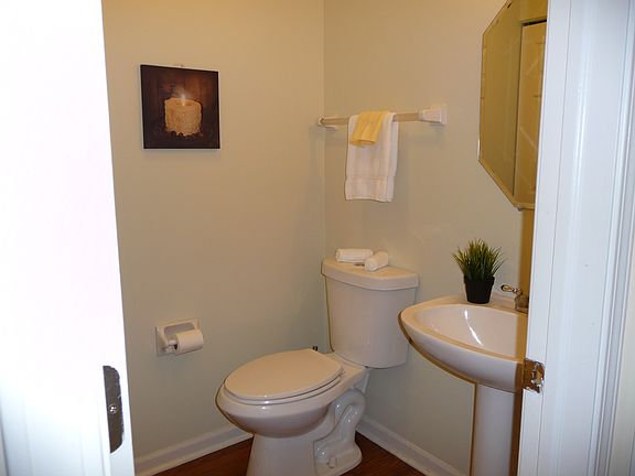 2nd image of 1327 Newcastle Ln