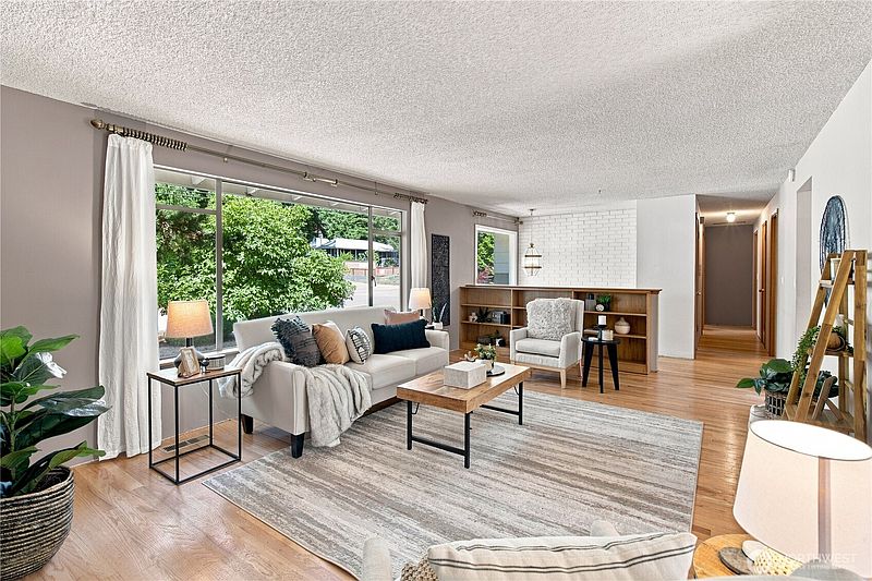 5th image of 10634 32nd Avenue SW