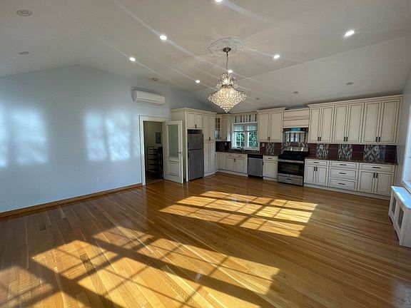5th image of 63-48 Carlton St Unit 2
