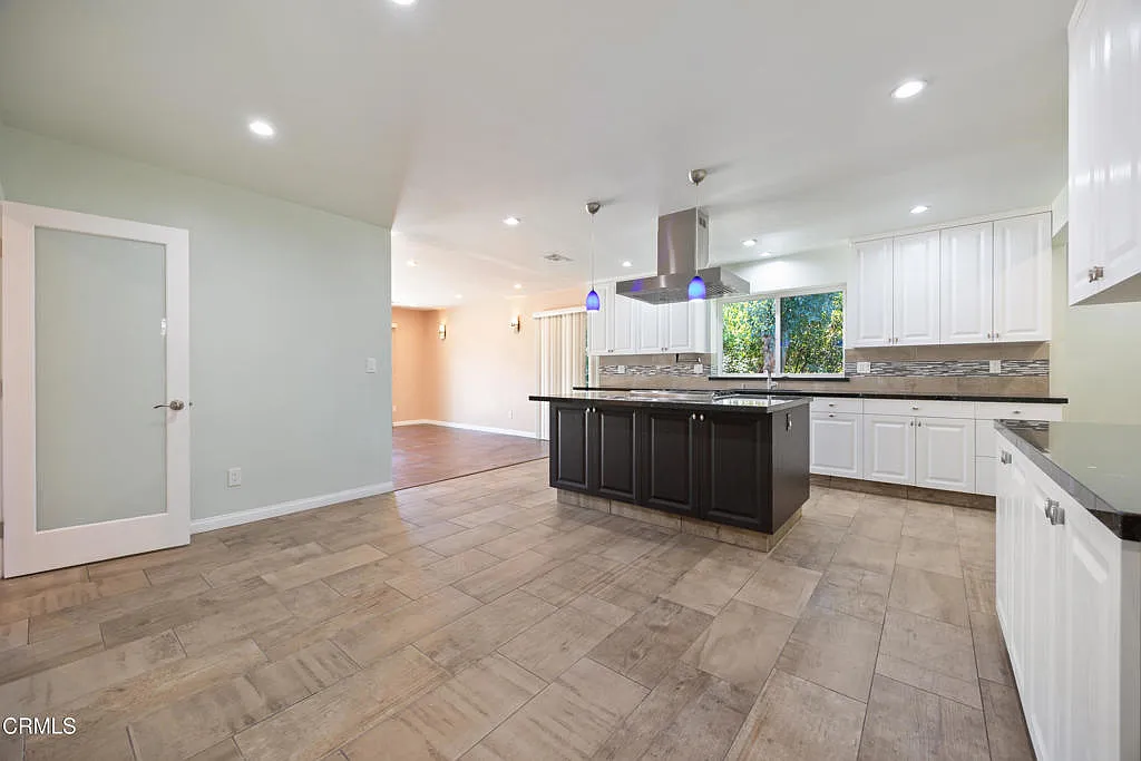 4 bed, 2.5 bath, 1924 sqft, $5,800 — Photo 4