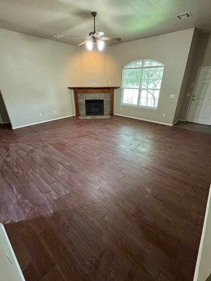 3 bedroom 2 bath home close to campus — Photo 2