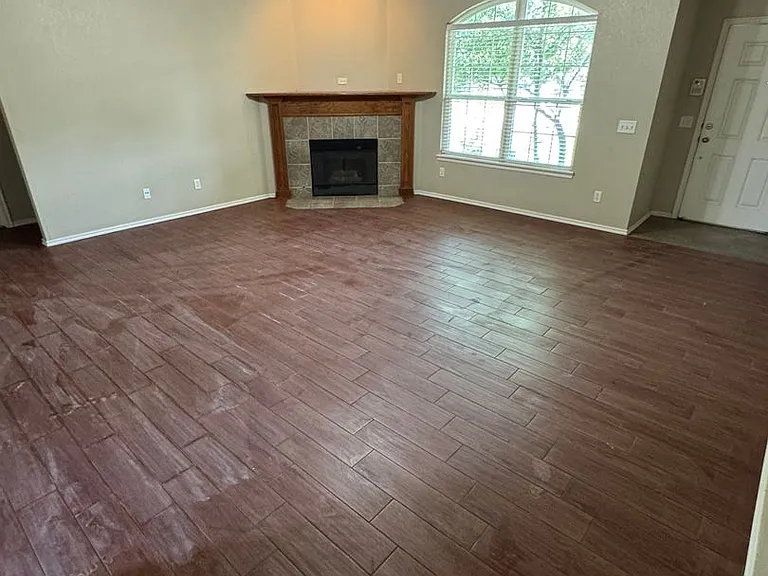 1629 Creekside Ln — Photo 2