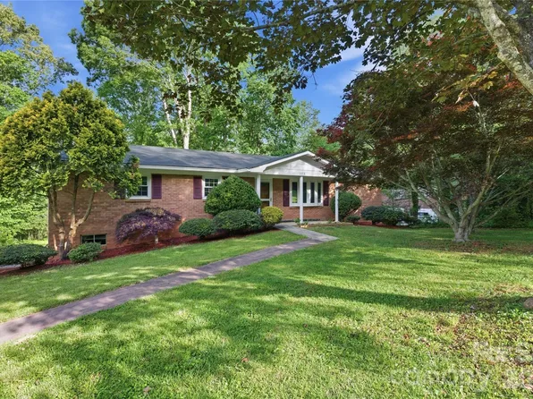 123 Castleton Ln, Hendersonville, NC 28791