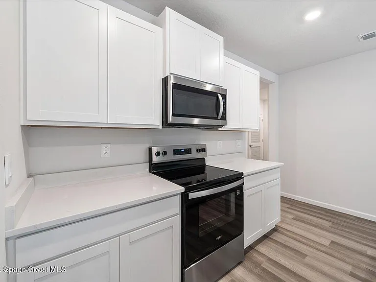 566 Rembrandt St SE — Photo 12