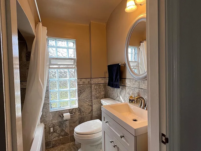 426 Telford Ave — Photo 12