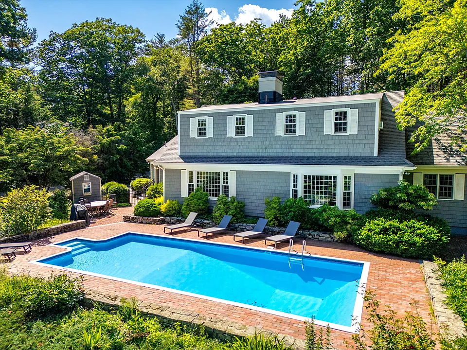 10 Spruce Ln