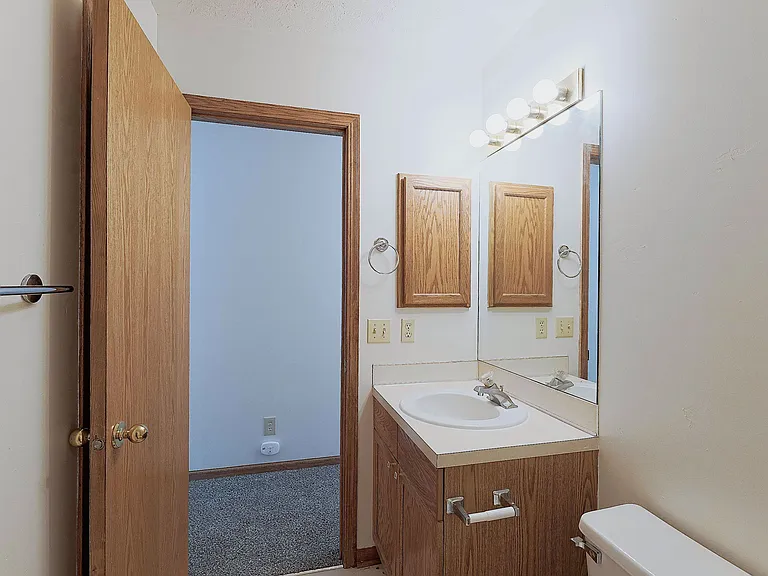 5400 S 32nd St — Photo 13