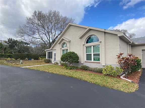 4th image of 810 Silverthorn Ln #810