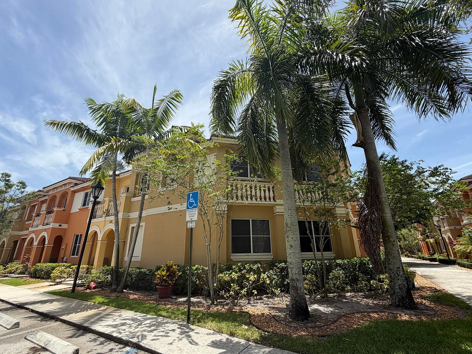 3 bed, 2.5 bath, 1730 sqft, $2,800 — Photo 3