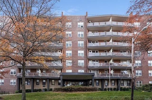 Welcome to The Summit, a building and grounds meticulously maintained by the resident Superintendent