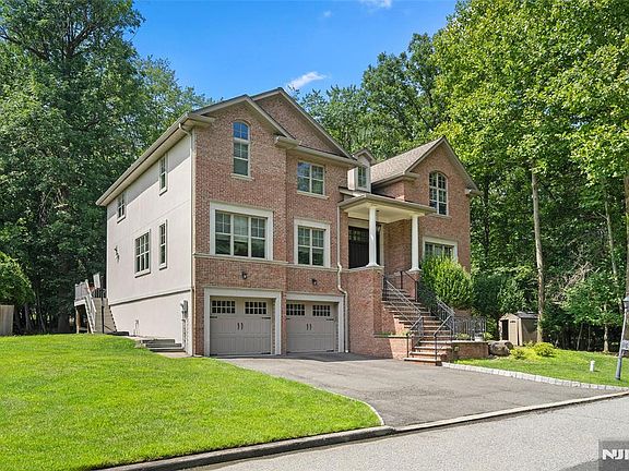 4th image of 190 McKenna Dr