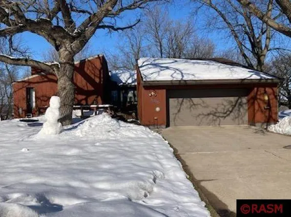 1815 Crestview Dr, New Ulm, MN 56073