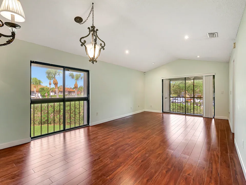 351 Club Cir #207