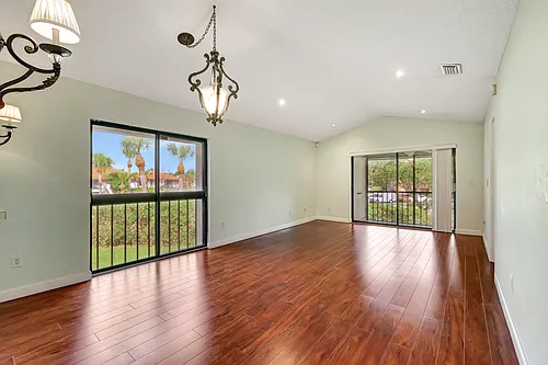 351 Club Cir #207 Photo 1