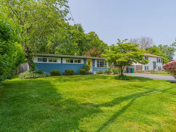 195 N Country Club Dr, Warwick, RI 02888
