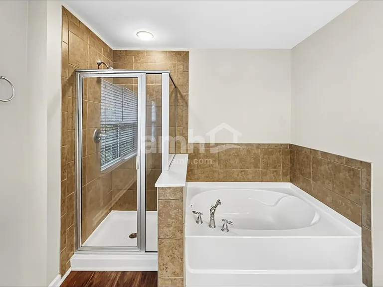 406 Howell Xing — Photo 16