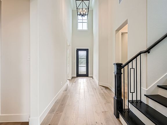 Plan 1641 Foyer Representative Photo