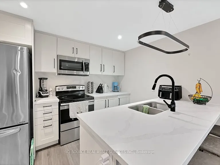 493 Queen Victoria Dr #B — Photo 5
