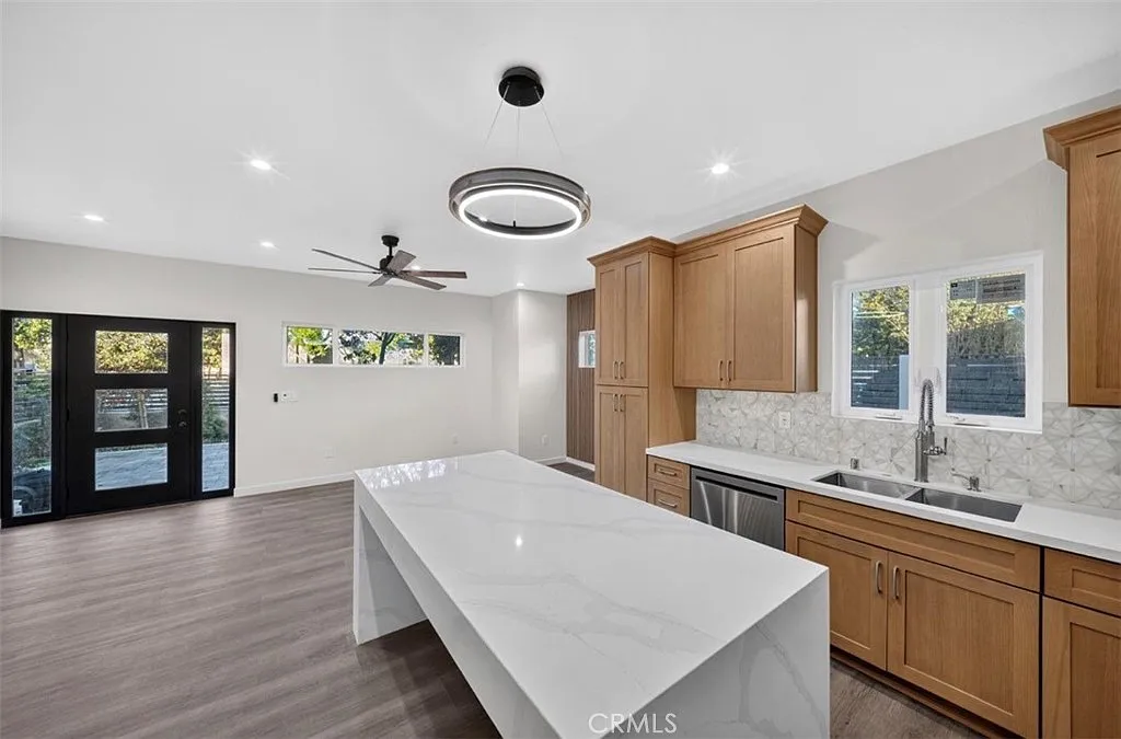 2 bed, 1200 sqft, $7,500 — Photo 3