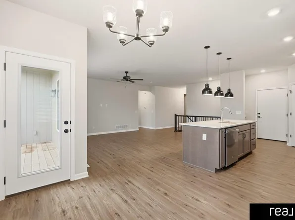 5216 Sheridan Rd, Papillion, NE 68133