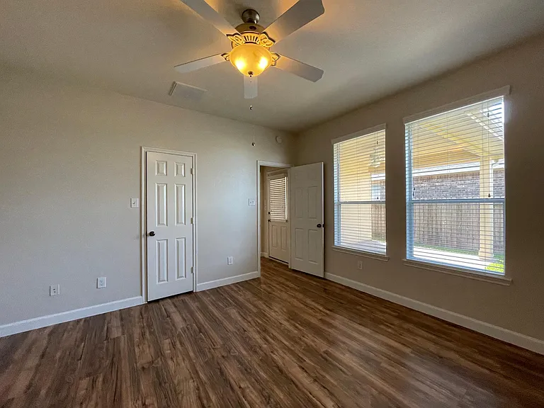 2313 Cantabria Ln — Photo 9
