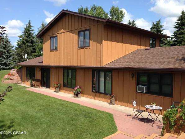 1825 37th St NE, Larimore, ND 58251