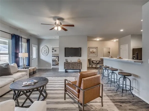 2747 W McLaren Dr, Fayetteville, AR 72704