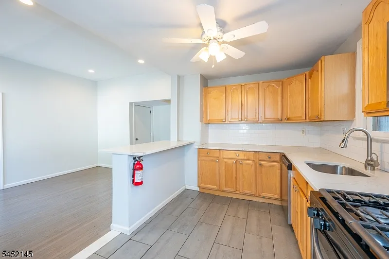 3 bed, 1.0 bath, 1200 sqft, $2,700 — Photo 4
