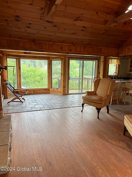 4th image of 150 Lakeside Drive