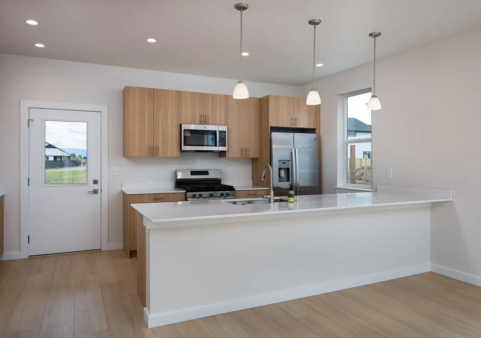 Stunning 4 bed, 3 bath - Corner Lot — Photo 3