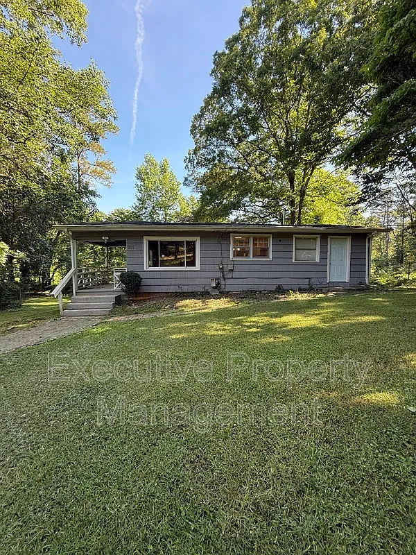 3 bed, 2.0 bath, 1212 sqft, $1,100 — Photo 1