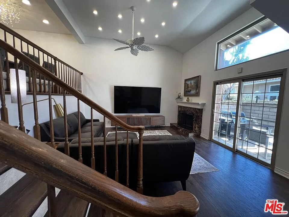 3 bed, 2.5 bath, 1672 sqft, $7,950 — Photo 2