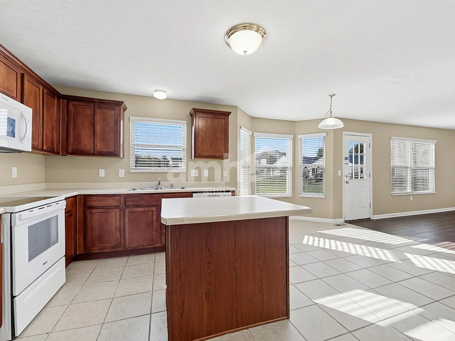 4 bed, 2.5 bath, 1888 sqft, $2,425 — Photo 4