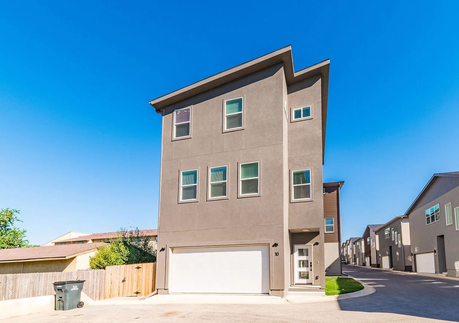 Luxury 3-Bedroom Alamo Heights Townhome — Photo 1